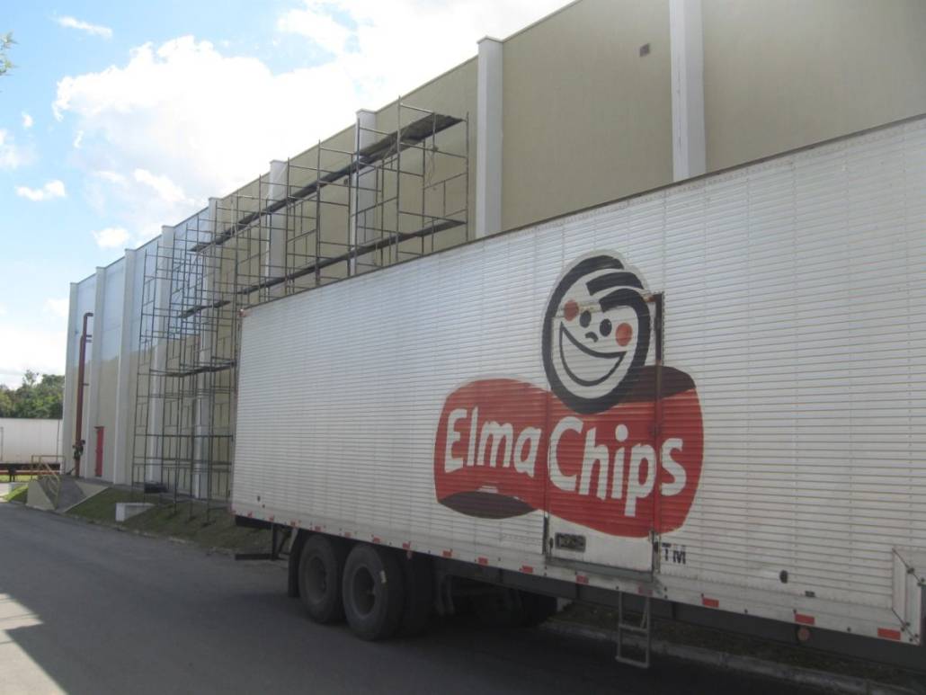 Fachada do centro de distribuição da Elma Chips durante pintura comercial