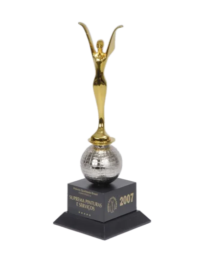 Estatueta do Prêmio Qualidade Brasil recebido pela Suprema Pinturas em 2007